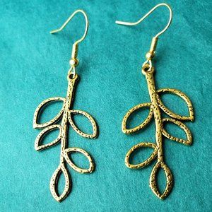 2/10$ Gold tone leaves leaf branche earrings